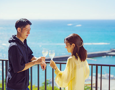 写真：乾杯する男女